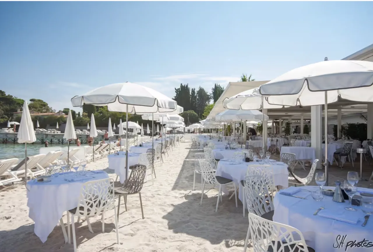 Garoupe strand og Keller restaurant som din hage