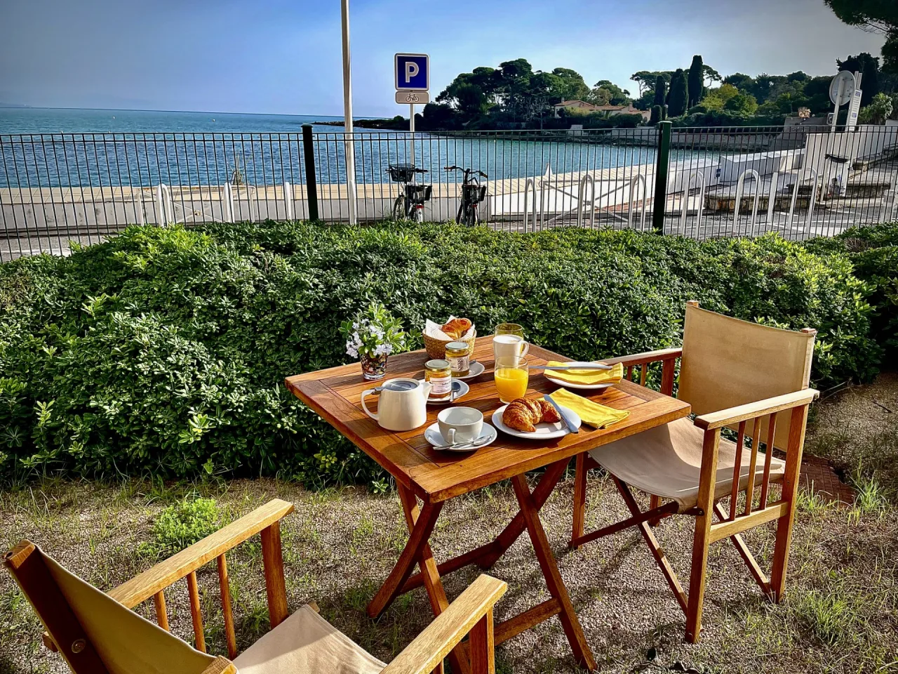 Garoupe strand og Keller restaurant som din hage