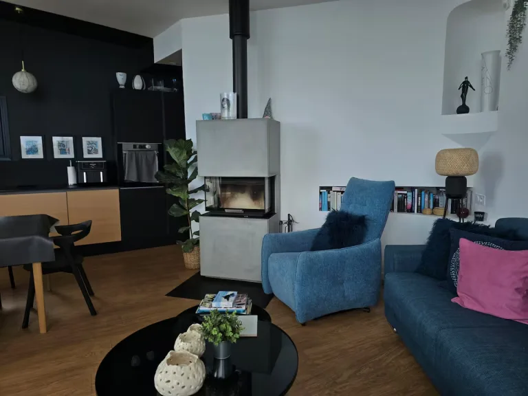Hus med flott sjøutsikt og basseng