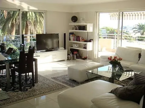 Lekker og moderne leilighet nær havet i Juan Les Pins