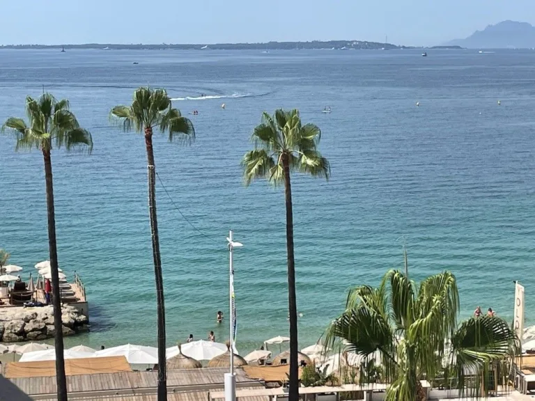 Ny leilighet sentralt, Juan les Pins: sjøutsikt